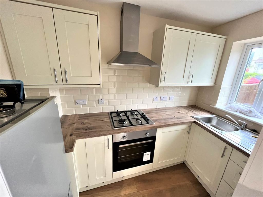 Property photo 3 of 8 Kitchen