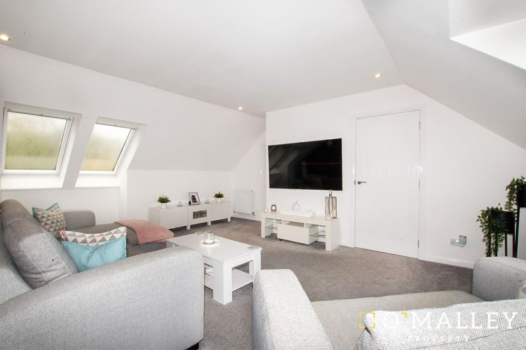 Property photo 2 of 12 Lounge