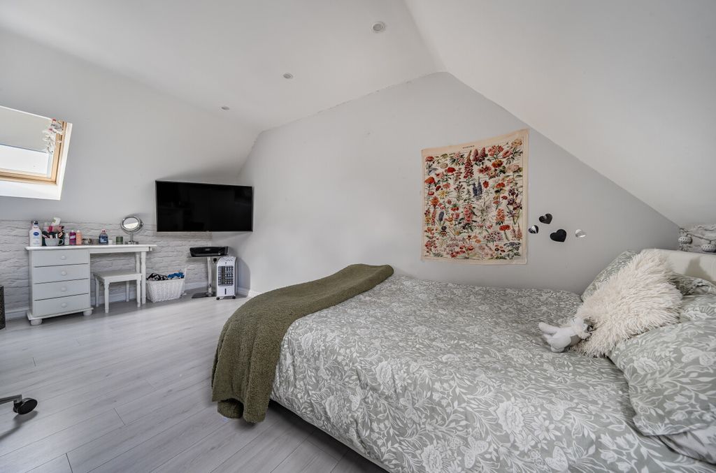 Property photo 3 of 18 13480051868c833A82375F