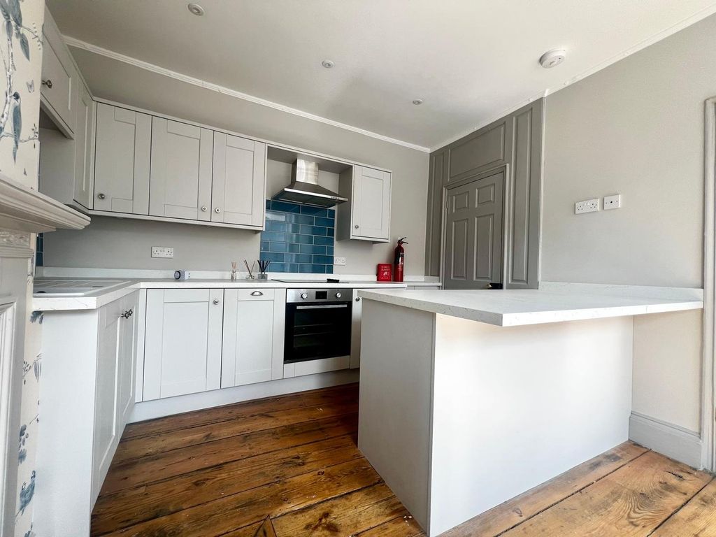 Property photo 2 of 6 Kitchen