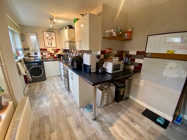 Property photo 1 of 10 Kitchen