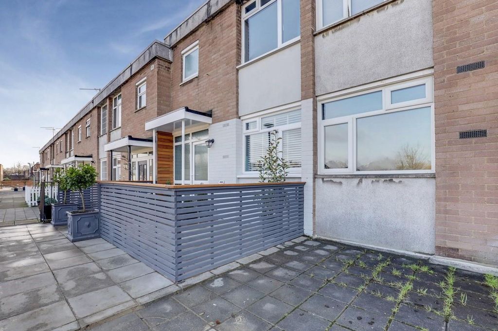 Property photo 2 of 12 Stoneleigh Broadway, Epsom - Kt17 2Ja