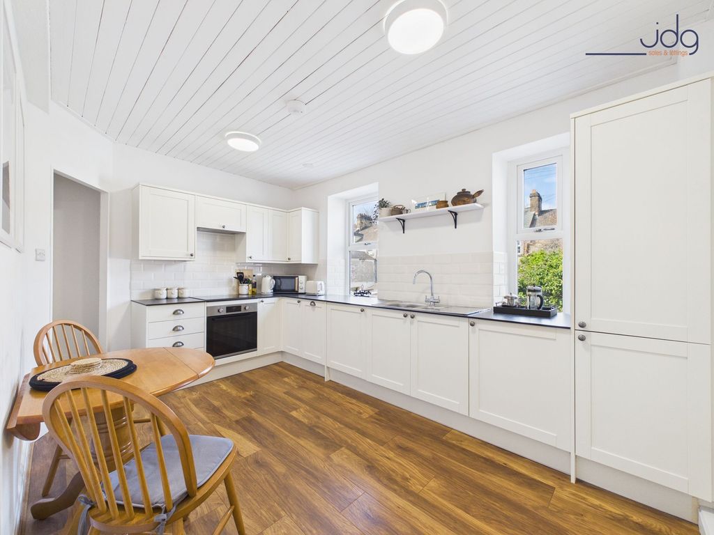 Property photo 3 of 11 Kitchen