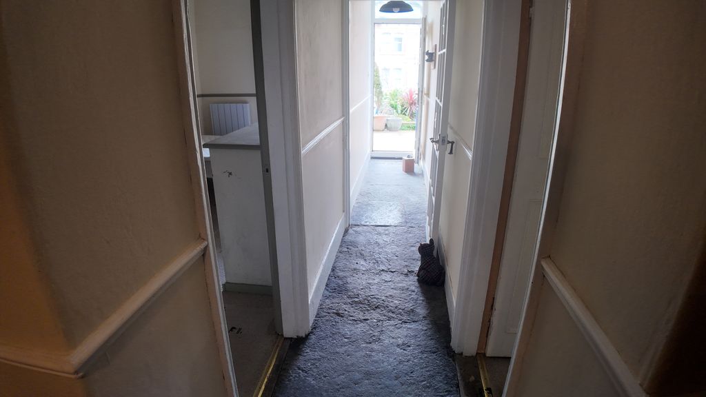 Property photo 2 of 11 Hallway