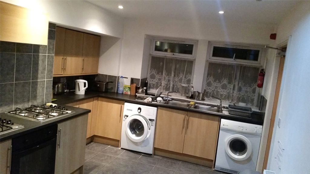 Property photo 3 of 10 Kitchen