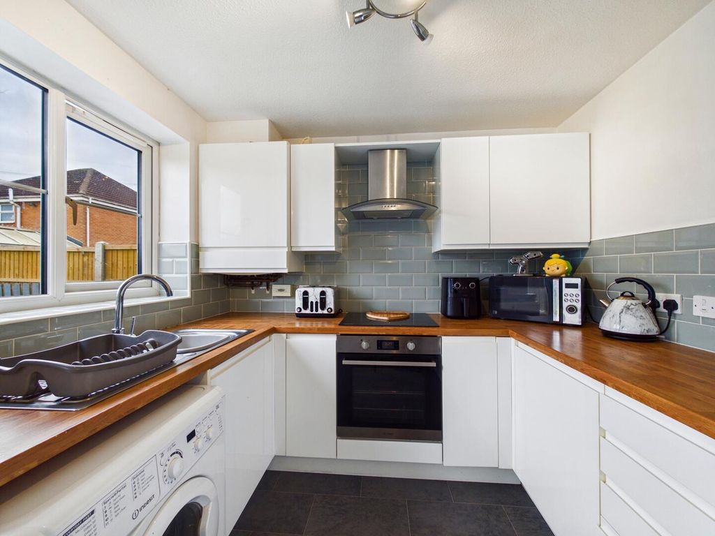 Property photo 3 of 12 Kitchen