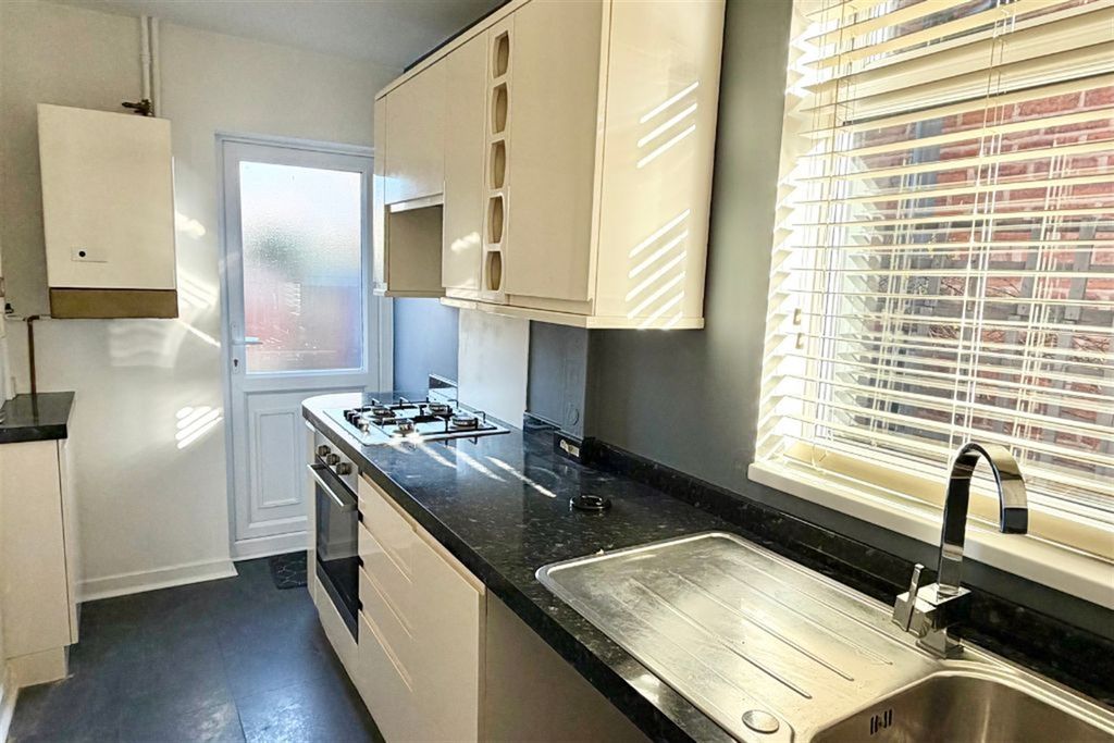 Property photo 3 of 18 Kitchen