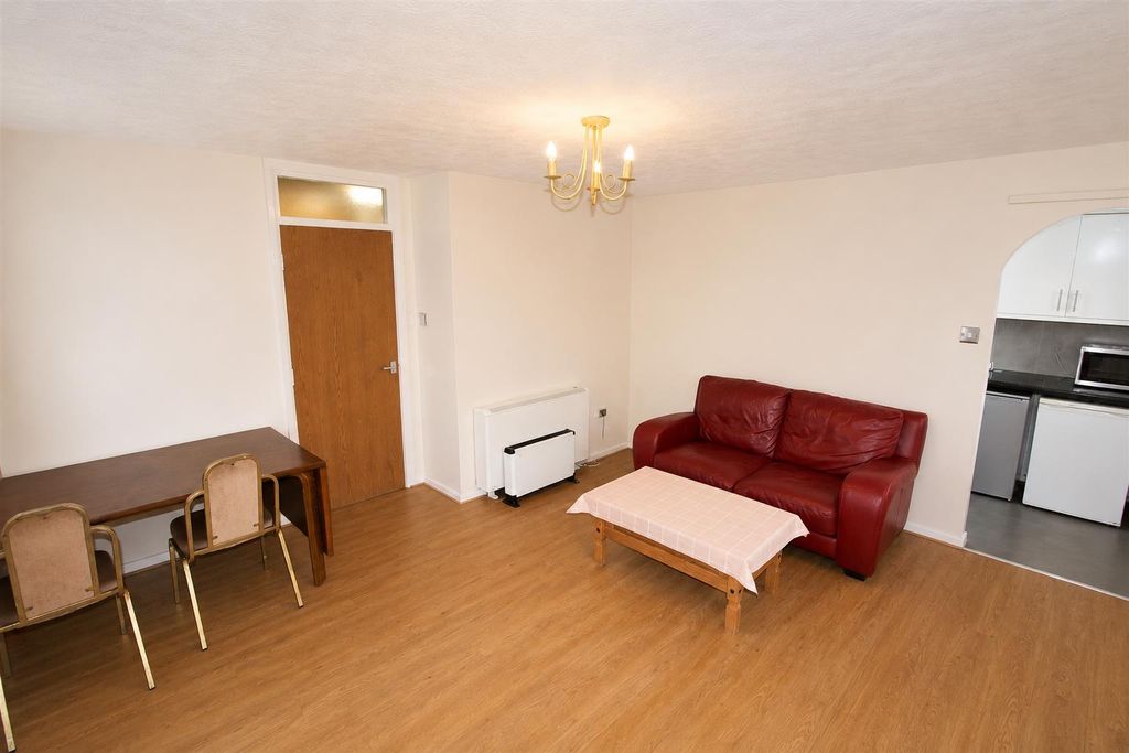 Property photo 3 of 8