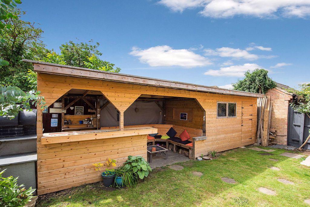 Property photo 2 of 28