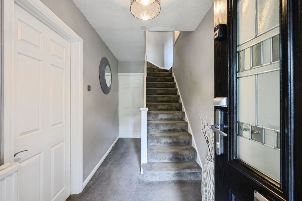 Property photo 3 of 22 Entrance Hall