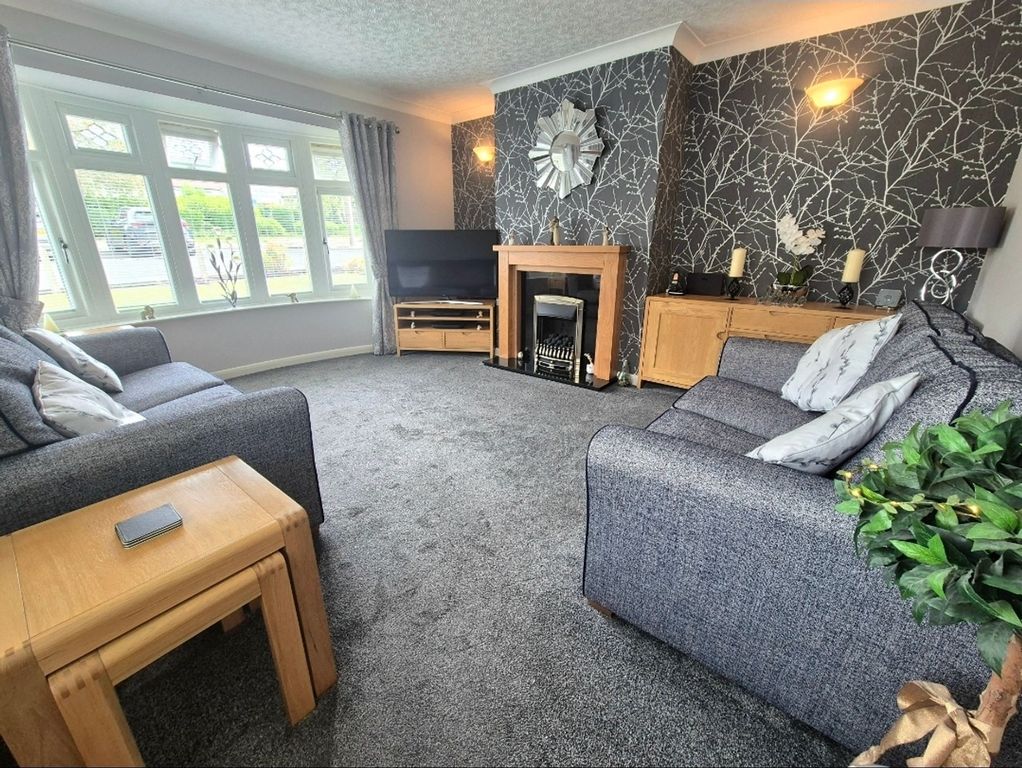 Property photo 2 of 12 Lounge