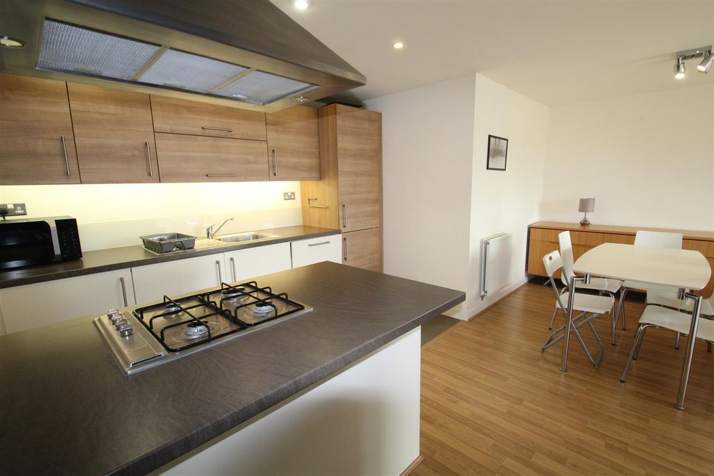 Property photo 3 of 17 Kitchen