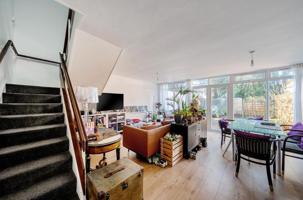 Property photo 2 of 12 Davidson Frost Wellings, Dfw, Stanmore, Tracy Cour