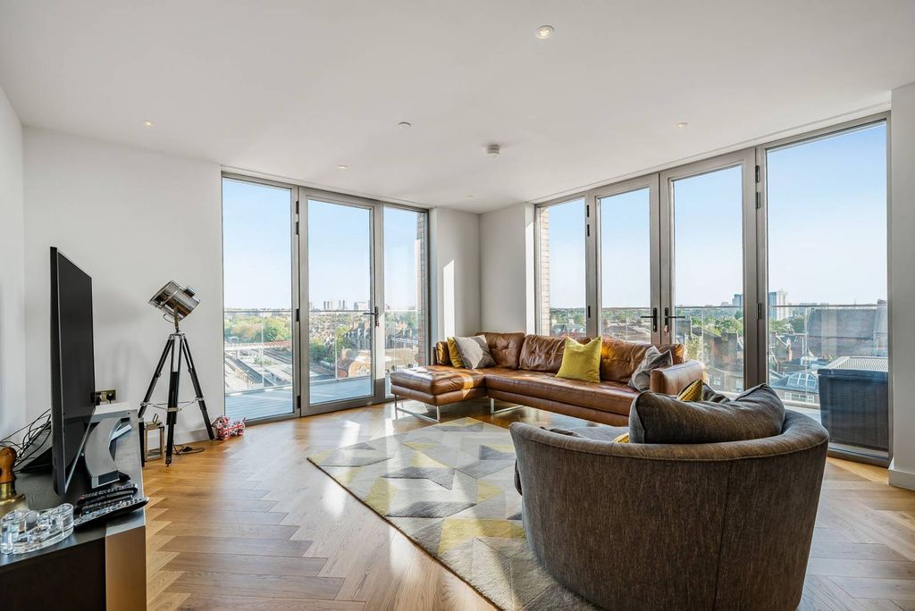 Property photo 2 of 21