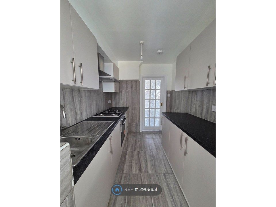 Property photo 3 of 19 Kitchen