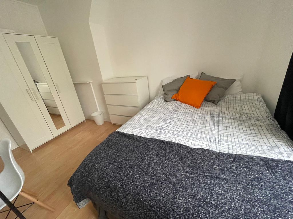 Property photo 2 of 14 Room 2- £750 Available From 28/05/2025