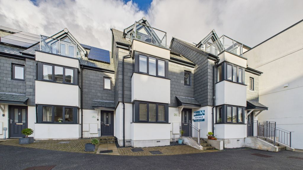 Property photo 1 of 14 3Â Bedroom Mid Terraced House For Sale