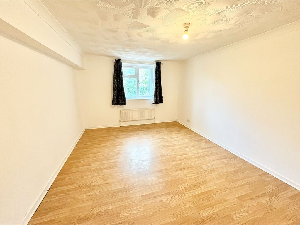 Property photo 2 of 4 Living Room