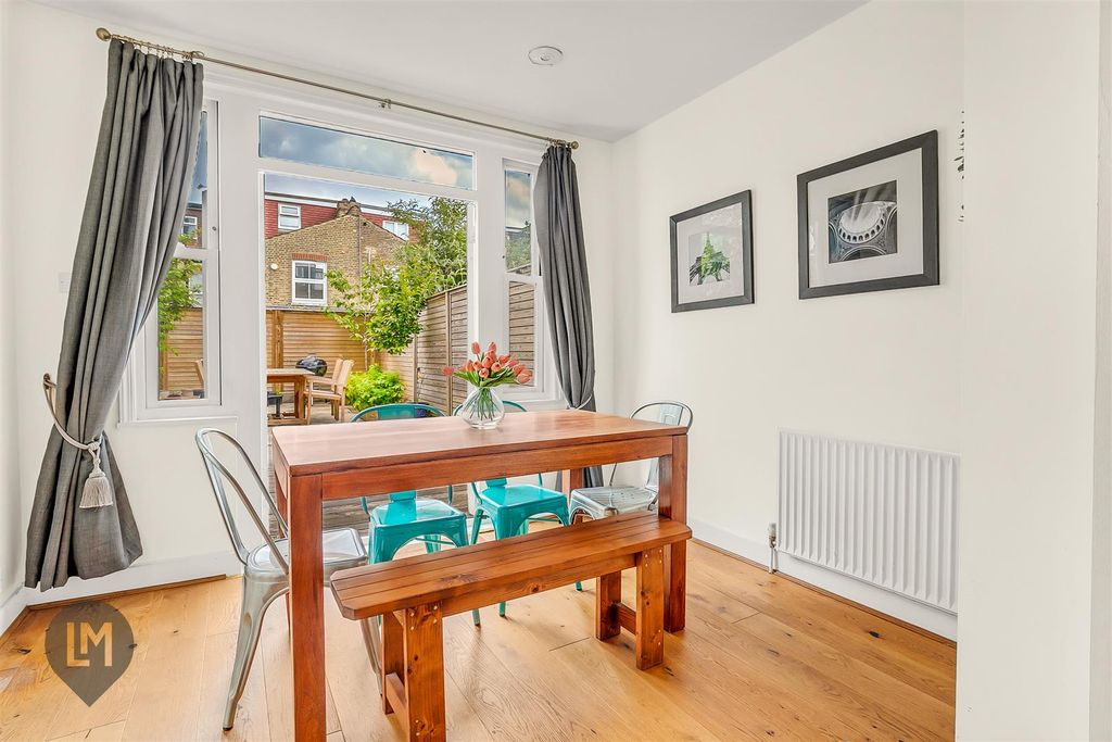 Property photo 3 of 9 Clonemore Street 153 E Lm-15.Jpg