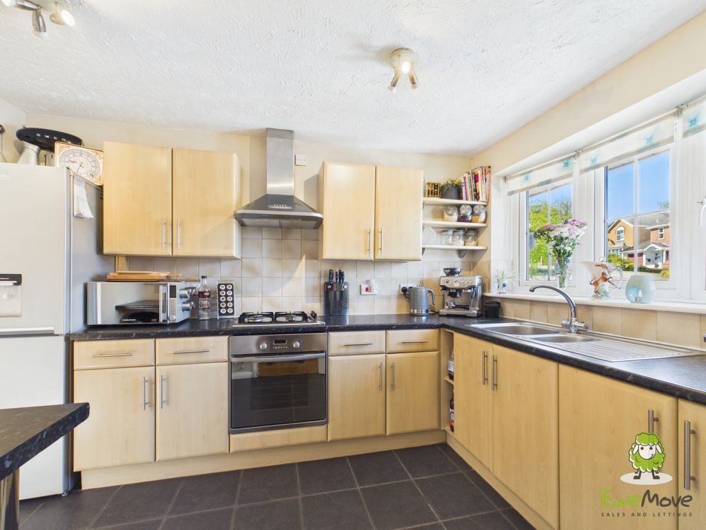 Property photo 3 of 25 Ewemove Estate Agents Basingstoke