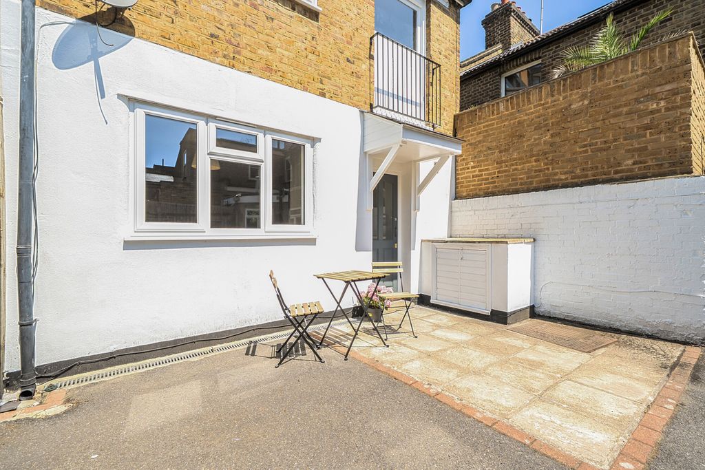 Property photo 1 of 18 External