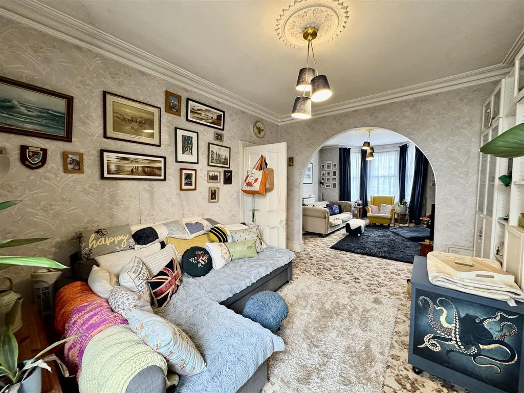 Property photo 2 of 28