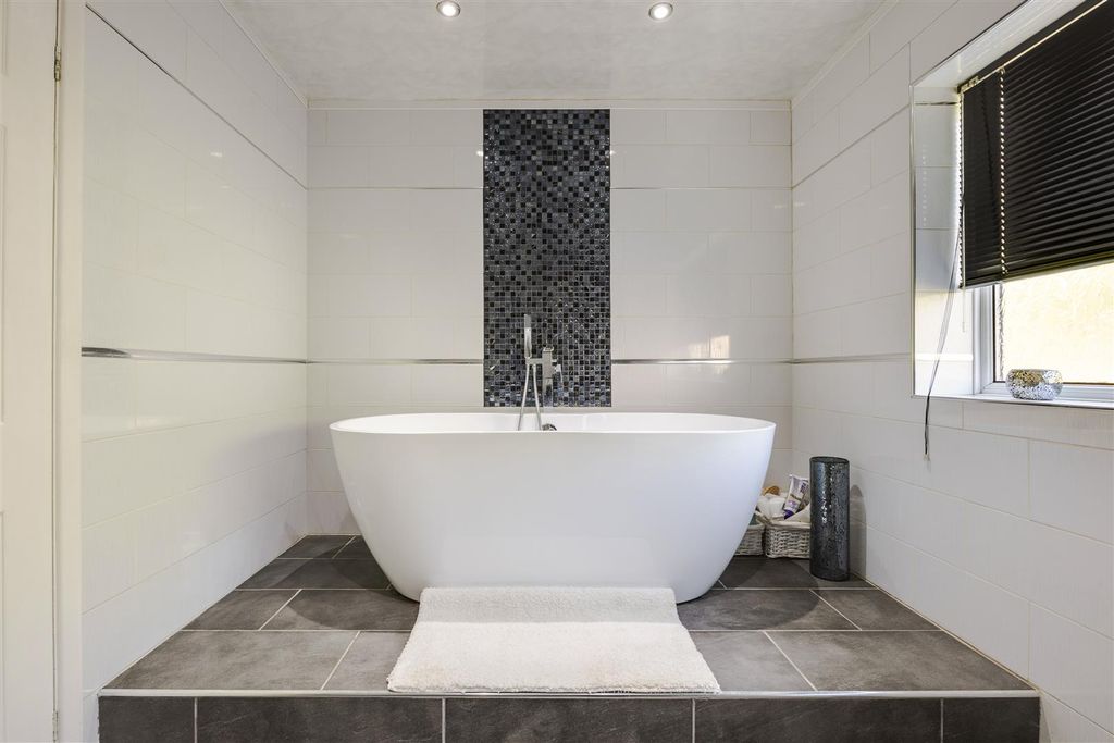 Property photo 3 of 18 Bathroom