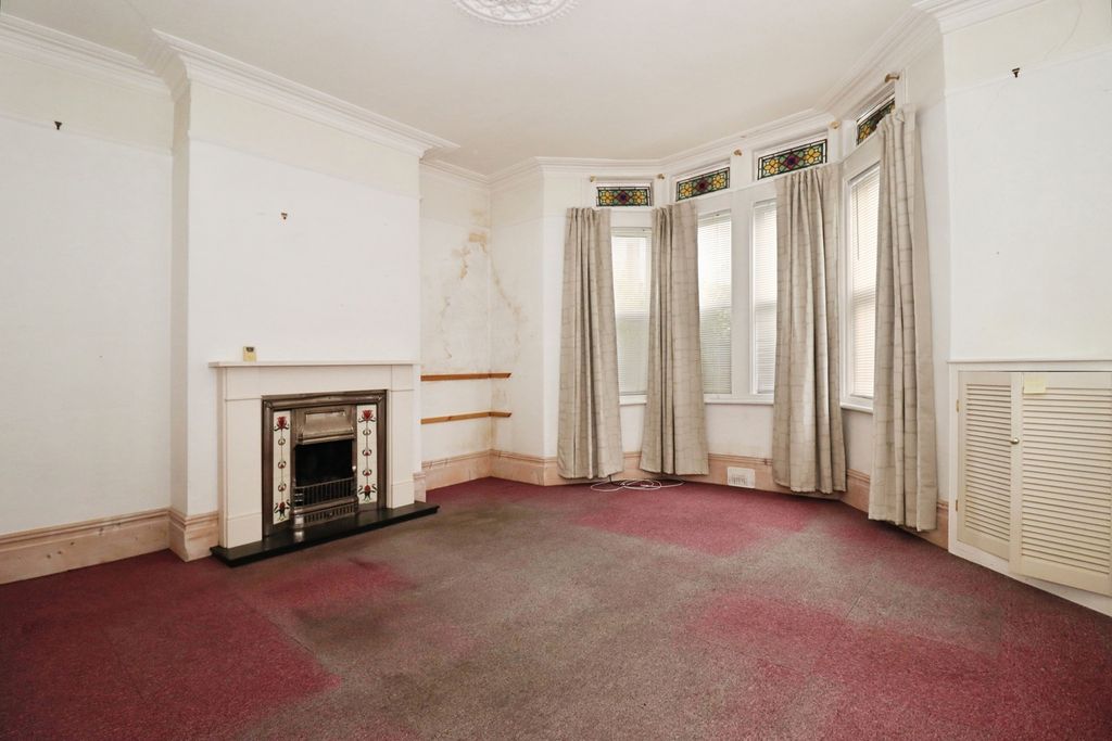 Property photo 3 of 22 Lounge