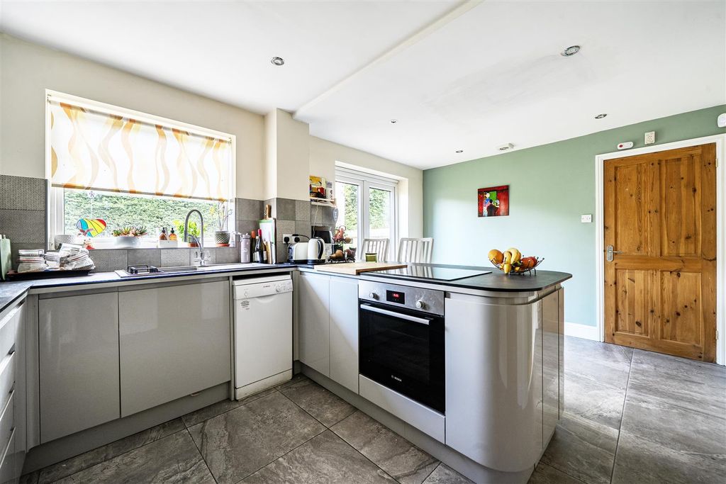 Property photo 3 of 24 1469600-10-6A1Ebfc4437B5.Jpg