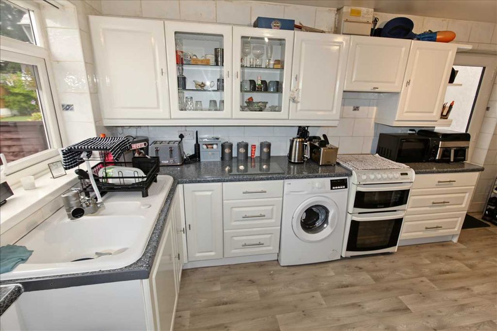 Property photo 2 of 10 Kitchen