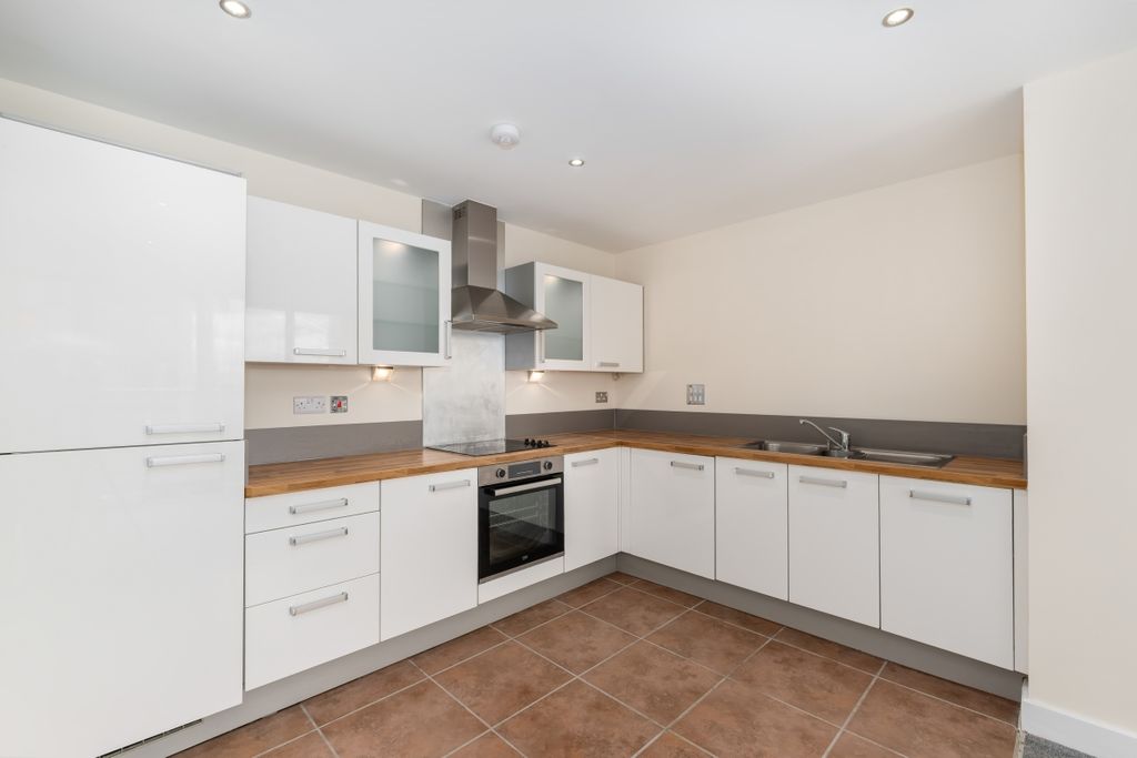 Property photo 3 of 18 Kitchen (2)