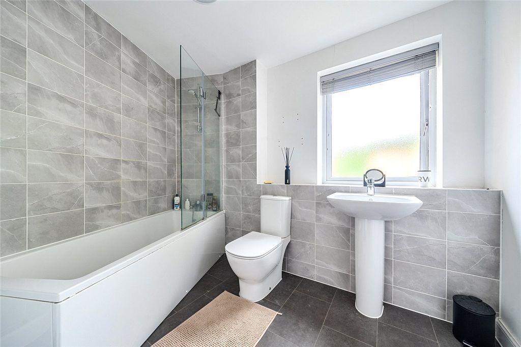 2 bed flat for saleDivot Way, Basingstoke RG24 photo 5