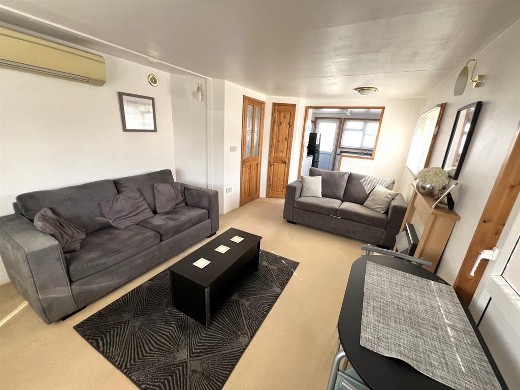 Property photo 2 of 12 Lounge