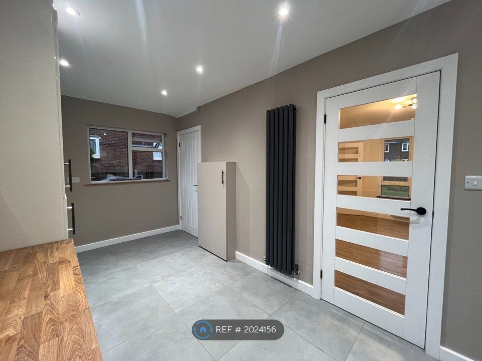 Property photo 3 of 12 Kitchen