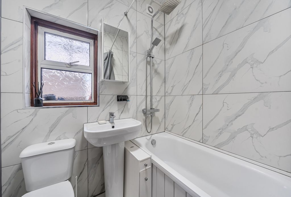 Property photo 2 of 9 1403740-1-6973897...