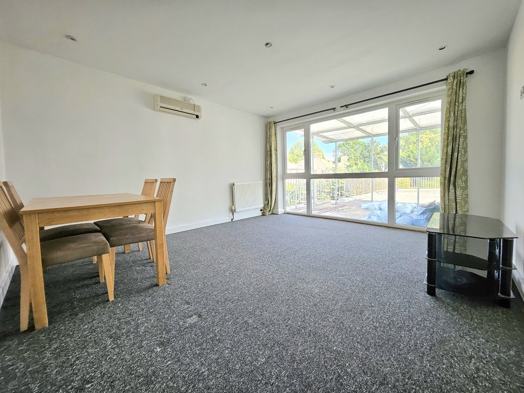 Property photo 3 of 8 Gallery