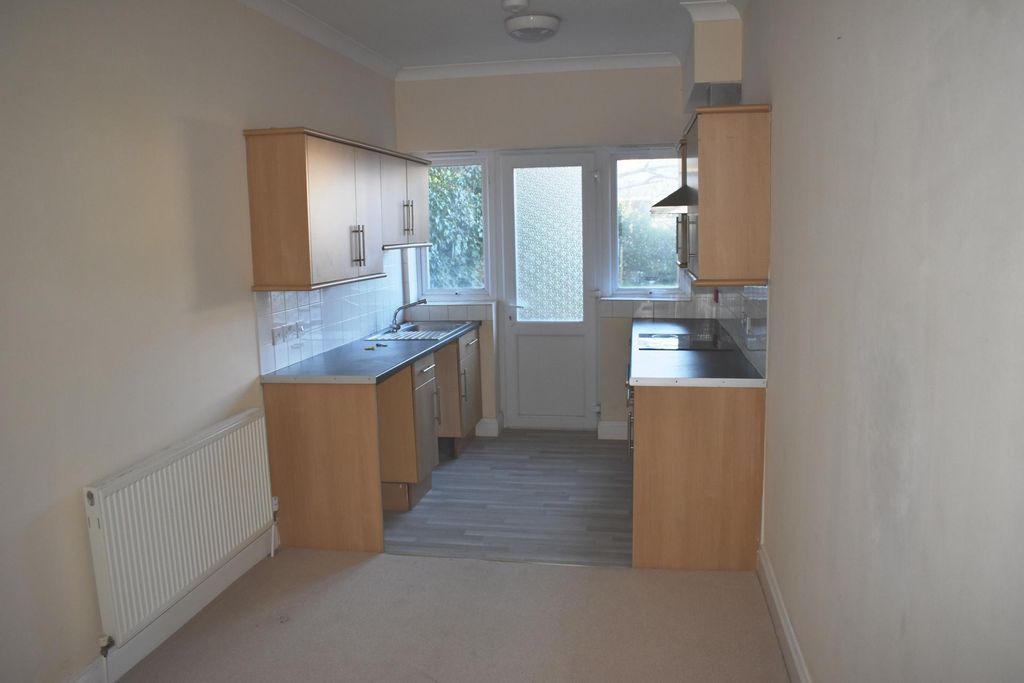 Property photo 1 of 6 Living Room/Kitchen