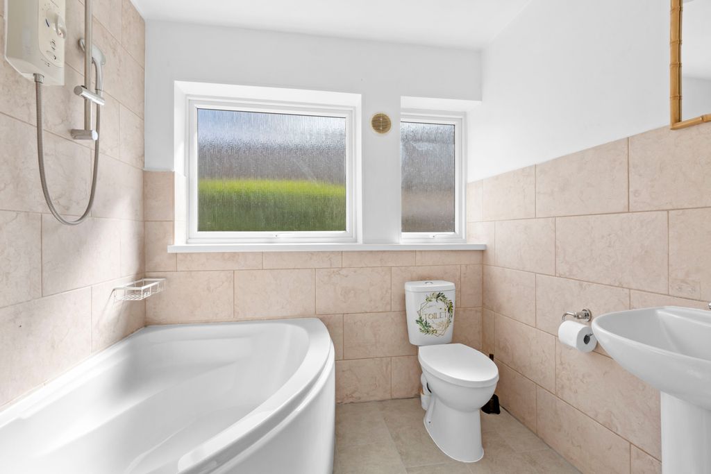 Property photo 3 of 6 4 Sycamore Close, Hp8 4Lf (Low Res)-2