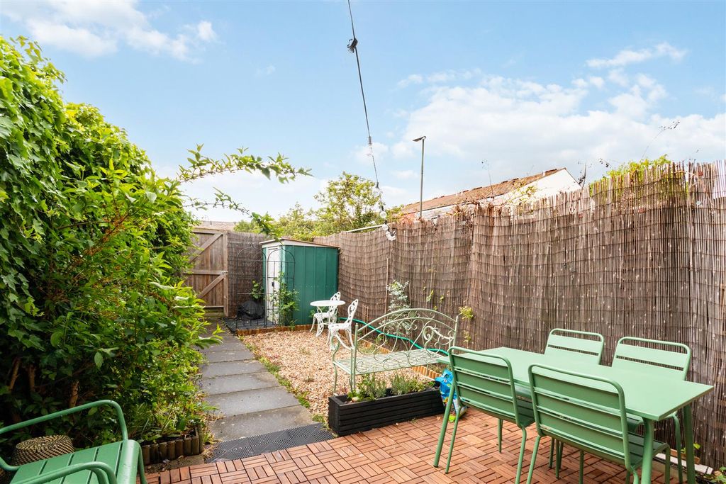 Property photo 2 of 11 Garden