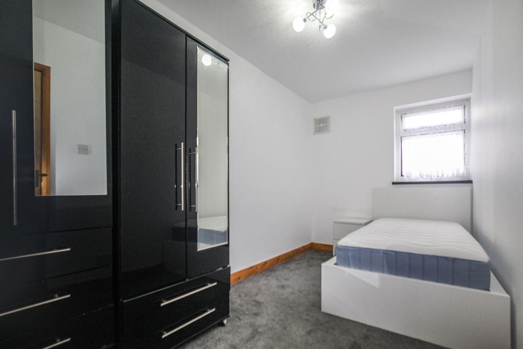 Property photo 2 of 8 Bedroom