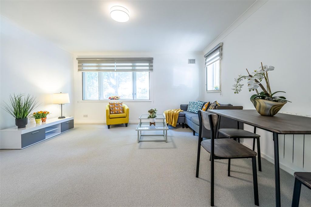 Property photo 3 of 11 Devonport 2-005 Hr.Jpg