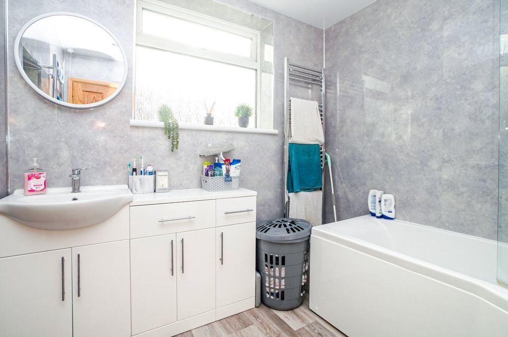 Property photo 3 of 23 Family Bathroom