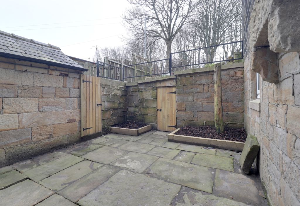 Property photo 3 of 26 Yard Back