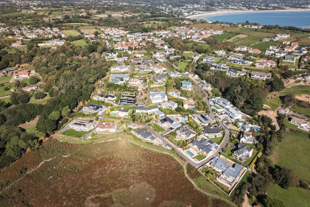 Property photo 2 of 20