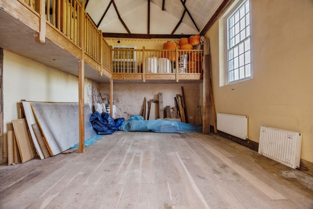 Property photo 3 of 17 Main Room