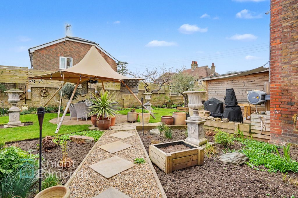Property photo 1 of 32 Garden