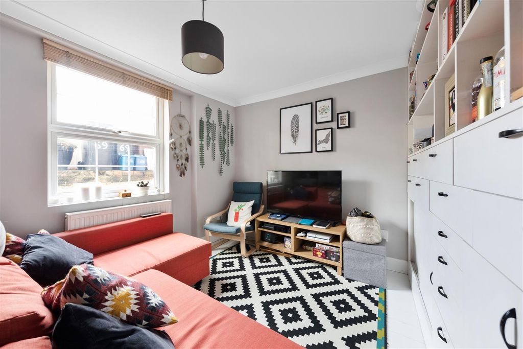 Property photo 2 of 12 Lansdowne Drive, E8
