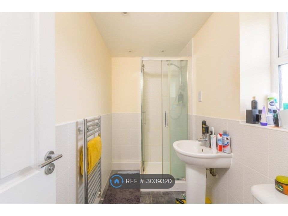 Property photo 2 of 6 Ensuit Bathroom