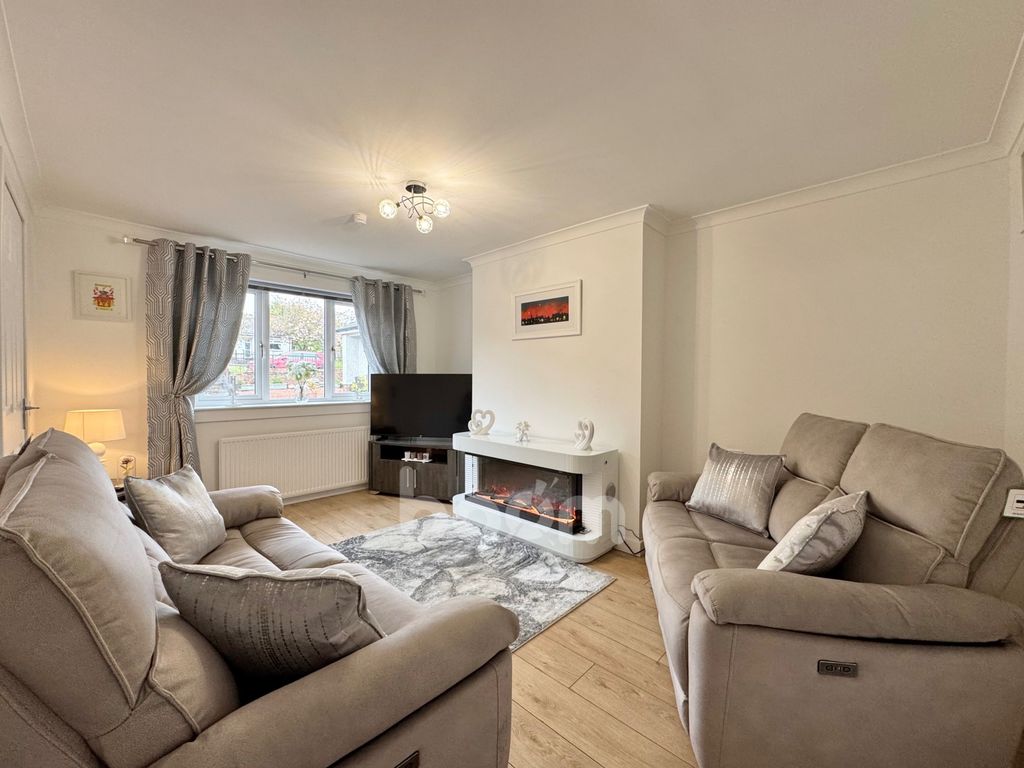 Property photo 2 of 15 Rowan Place, Beith Lounge Pic