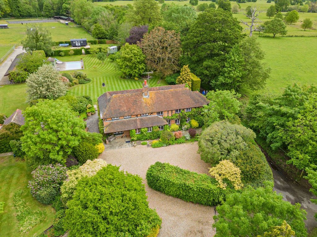 Property photo 1 of 37 Sprats Hatch Farm